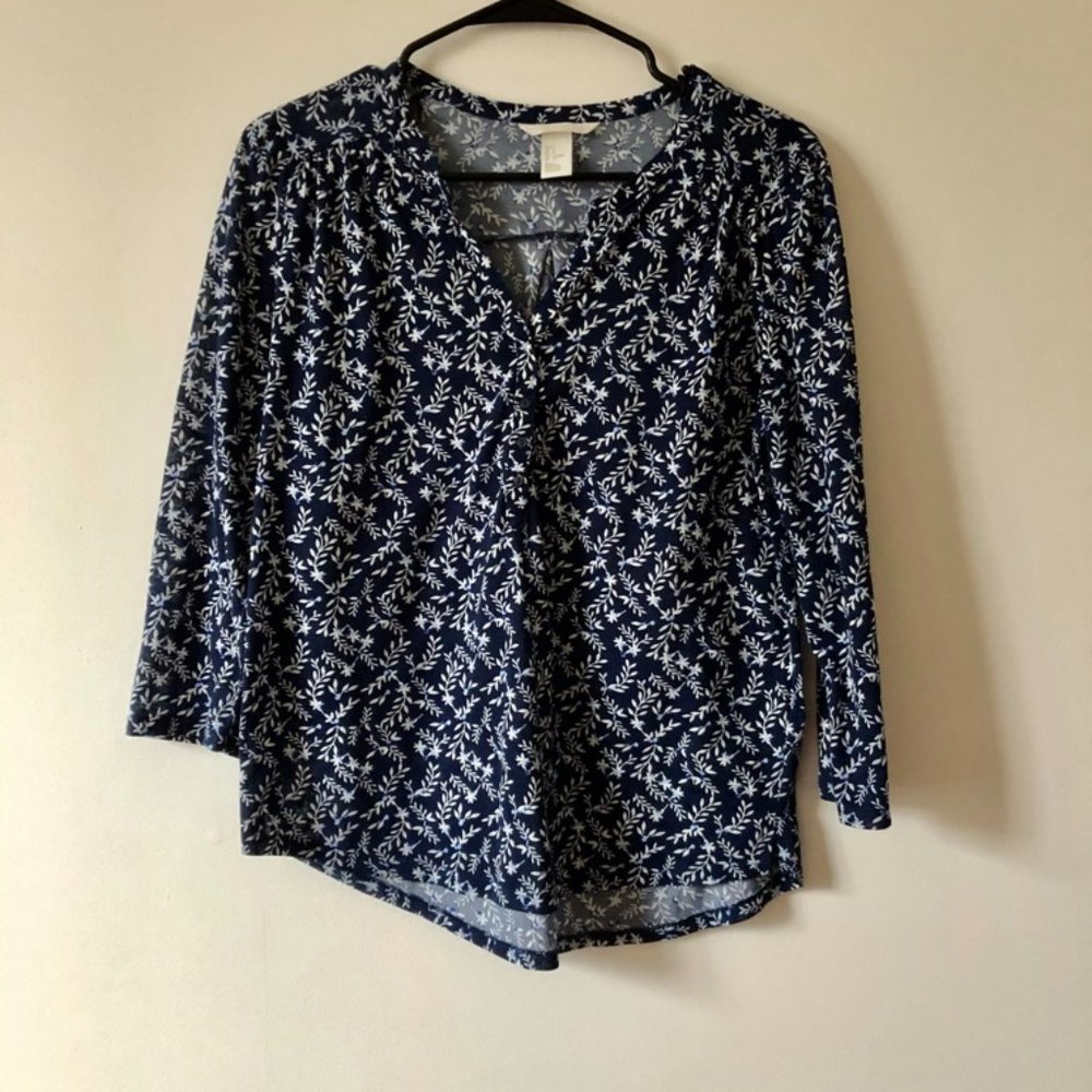3/$15 - H&M Blue White Leaf Print V-Neck Blouse